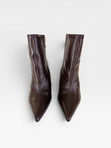 Bota Beyou Shoes Manchester em couro marrom com bico fino e salto anabela, vista superior