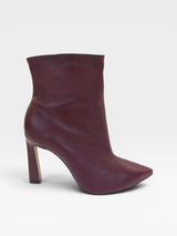 Bota Beyou Shoes London de couro na cor marsala com salto bloco de 10 cm e bico fino elegante
