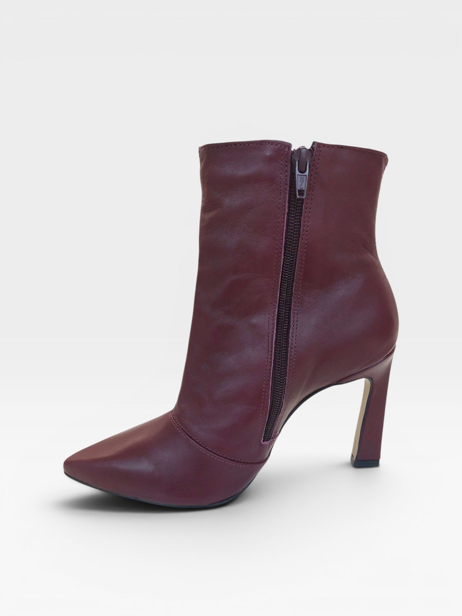 Bota Beyou Shoes London em couro cor marsala com salto bloco de 10 cm e fechamento lateral por zíper