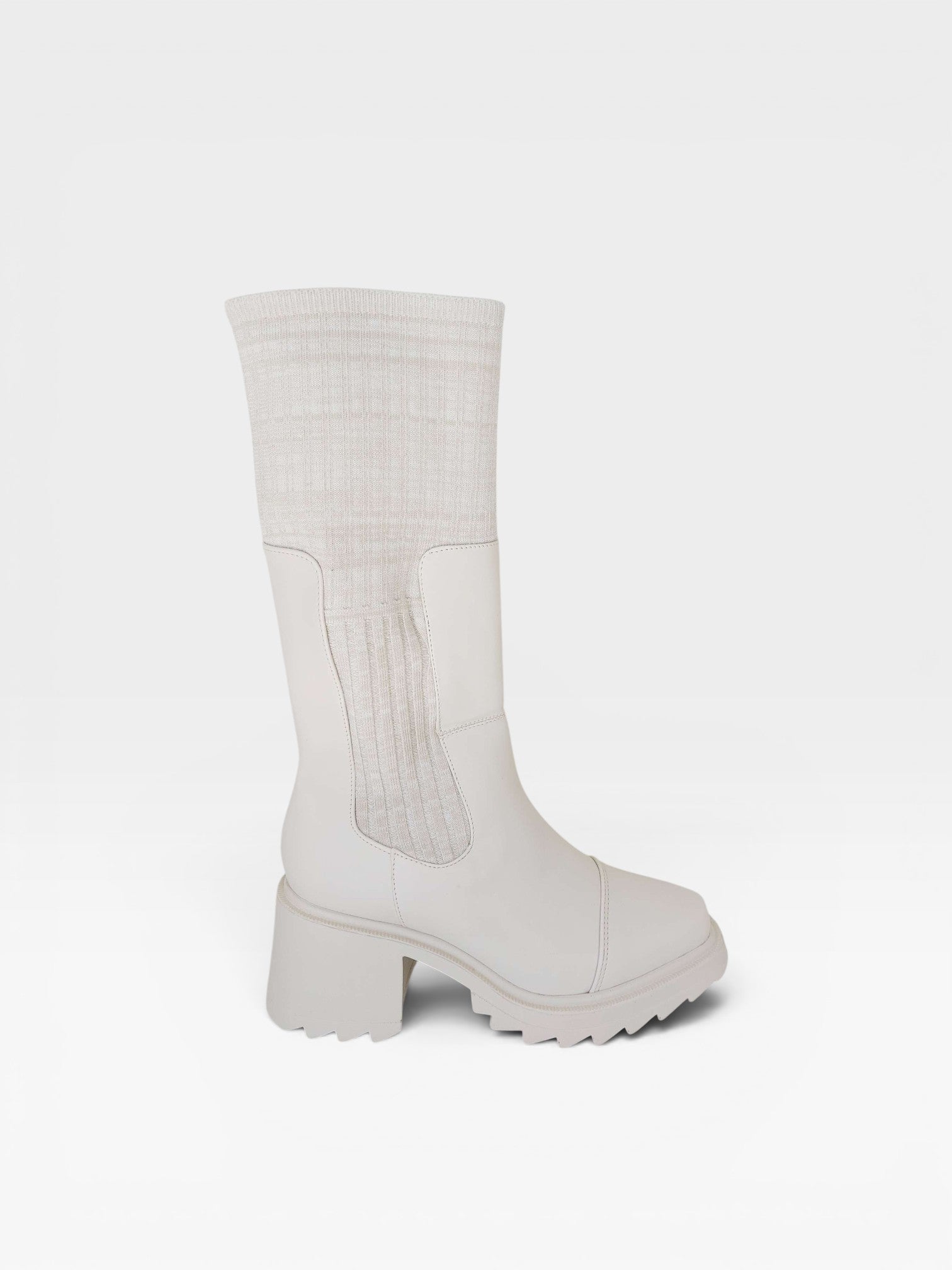 Bota Dublin Beyou Shoes off white em napa com cano em tecido e solado tratorado de salto médio