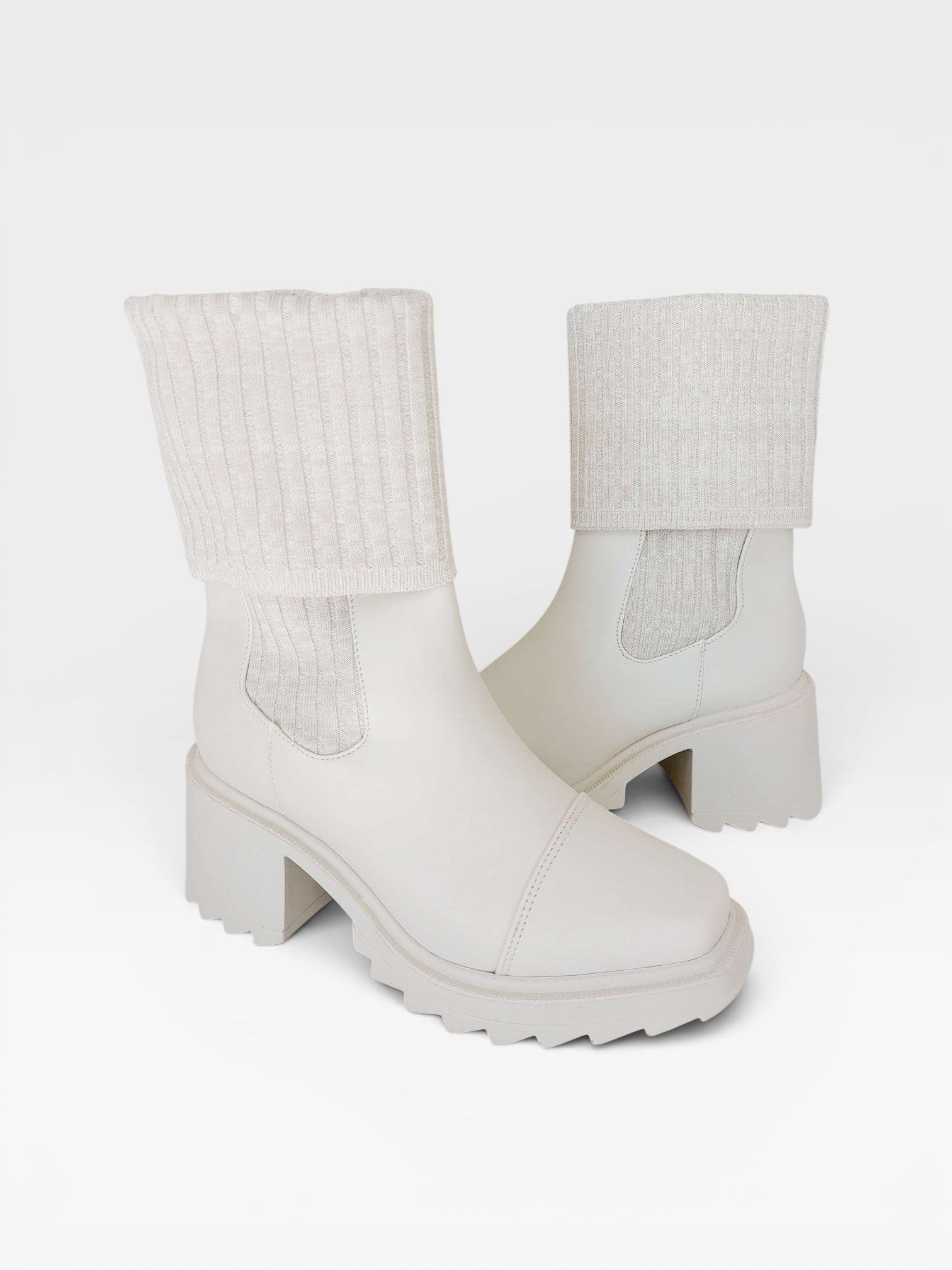 Bota Beyou Shoes Dublin off white em napa com cano em tricô, salto médio tratorado e design moderno