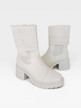 Bota Beyou Shoes Dublin off white em napa com cano em tricô, salto médio tratorado e design moderno