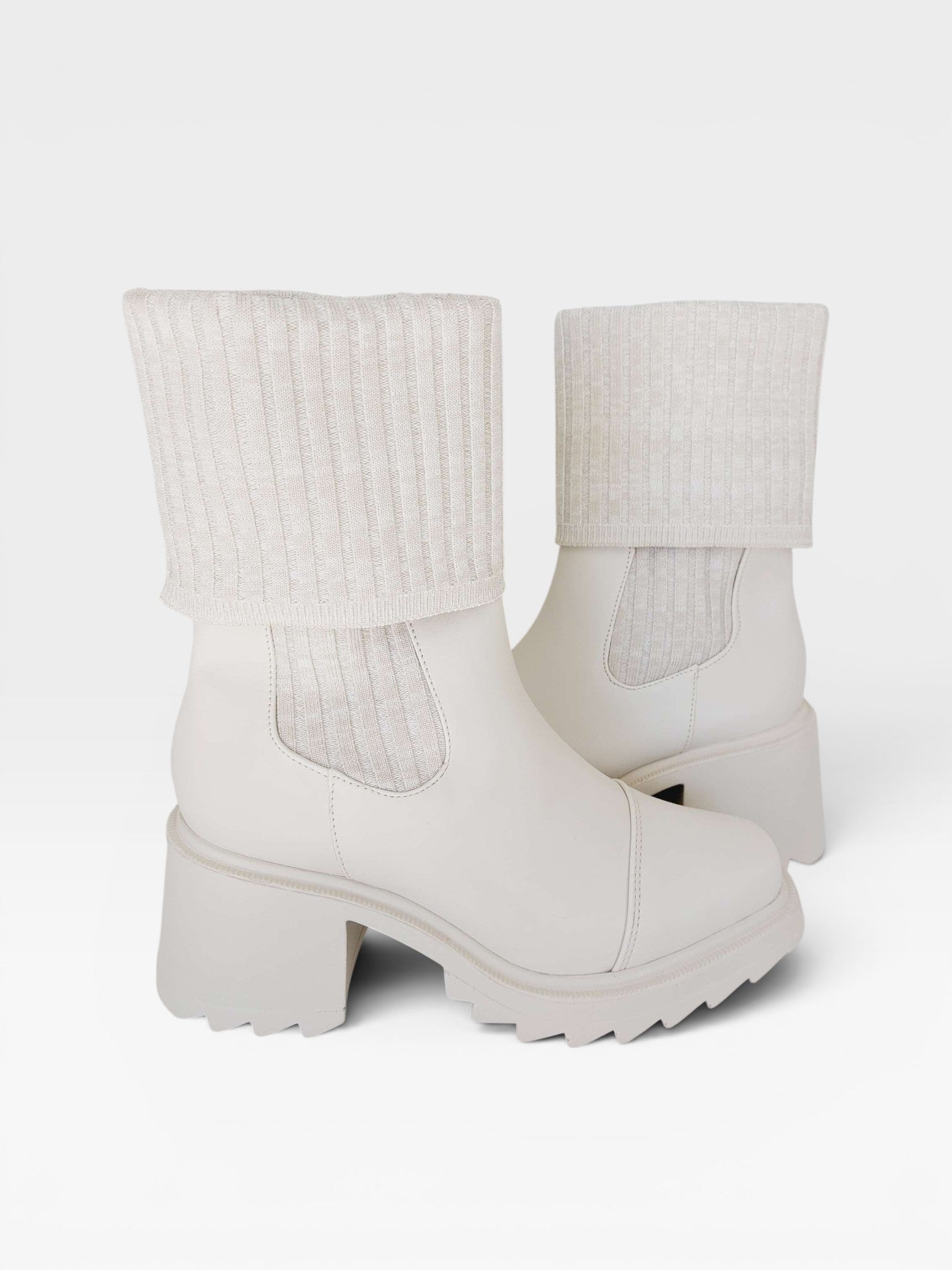 Bota Beyou Shoes Dublin off white em napa com cano em tricô, solado tratorado e salto médio de 6 cm.