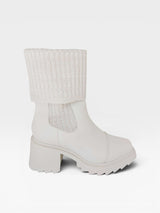 Bota Beyou Shoes Dublin off white em napa com cano em tricô canelado e solado tratorado de salto médio
