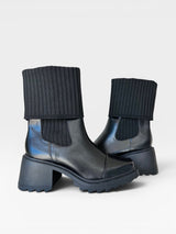 Bota Beyou Shoes Dublin preta em napa com cano em tricô canelado, salto médio tratorado e design moderno