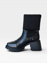 Bota Beyou Shoes Dublin preta em napa com cano em tricô, salto médio de 6 cm e solado tratorado moderno.