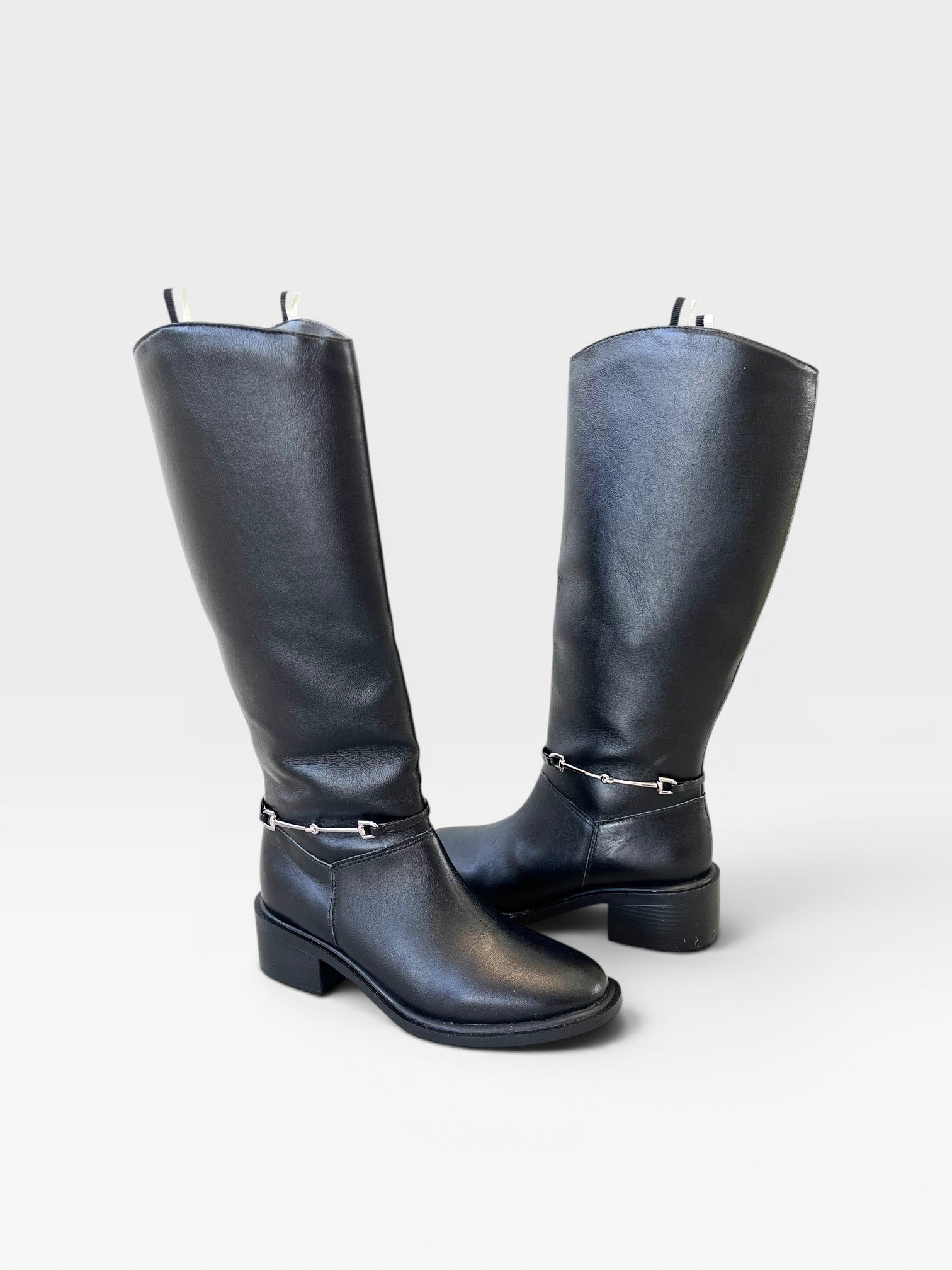 Bota cano longo Beyou Shoes Durazno preta com detalhe de fivela metálica e salto baixo confortável