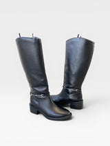 Bota cano longo Beyou Shoes Durazno preta com detalhe de fivela metálica e salto baixo confortável