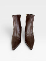 Bota Beyou Shoes Évora marrom em couro com bico fino e zíper lateral, design elegante e moderno.