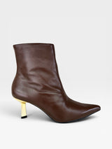 Bota Beyou Shoes Évora em couro marrom com bico fino e salto baixo dourado elegante