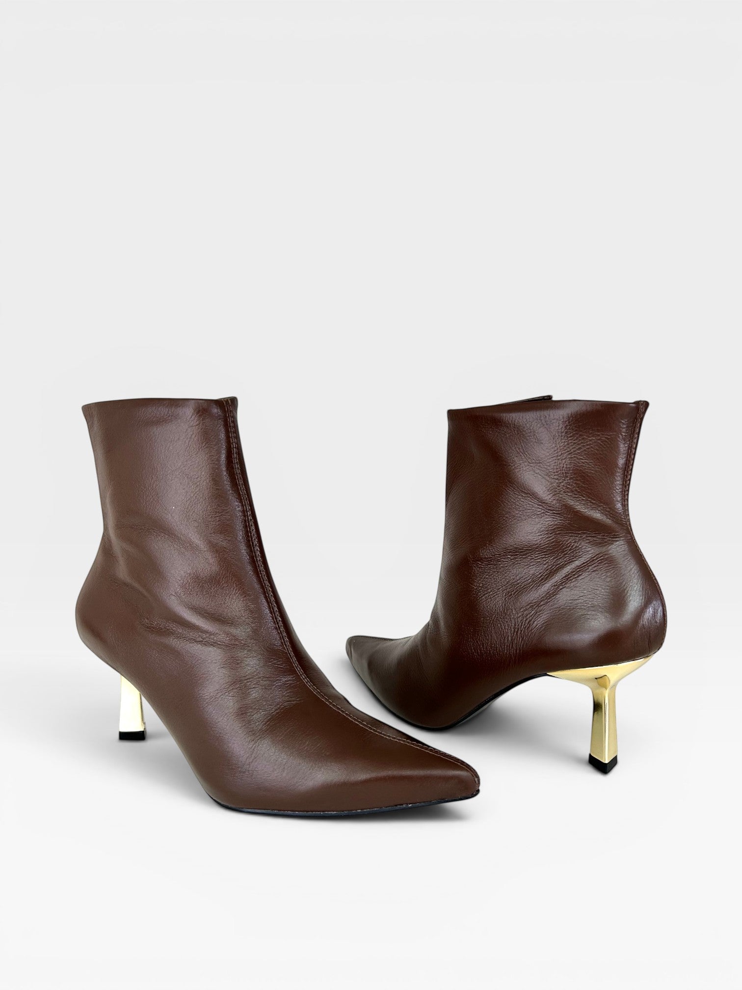 Bota Beyou Shoes Évora em couro marrom com bico fino e salto geométrico dourado, design elegante e sofisticado.