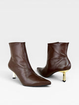 Bota Beyou Shoes Évora em couro marrom com bico fino e salto geométrico dourado, design elegante e sofisticado.