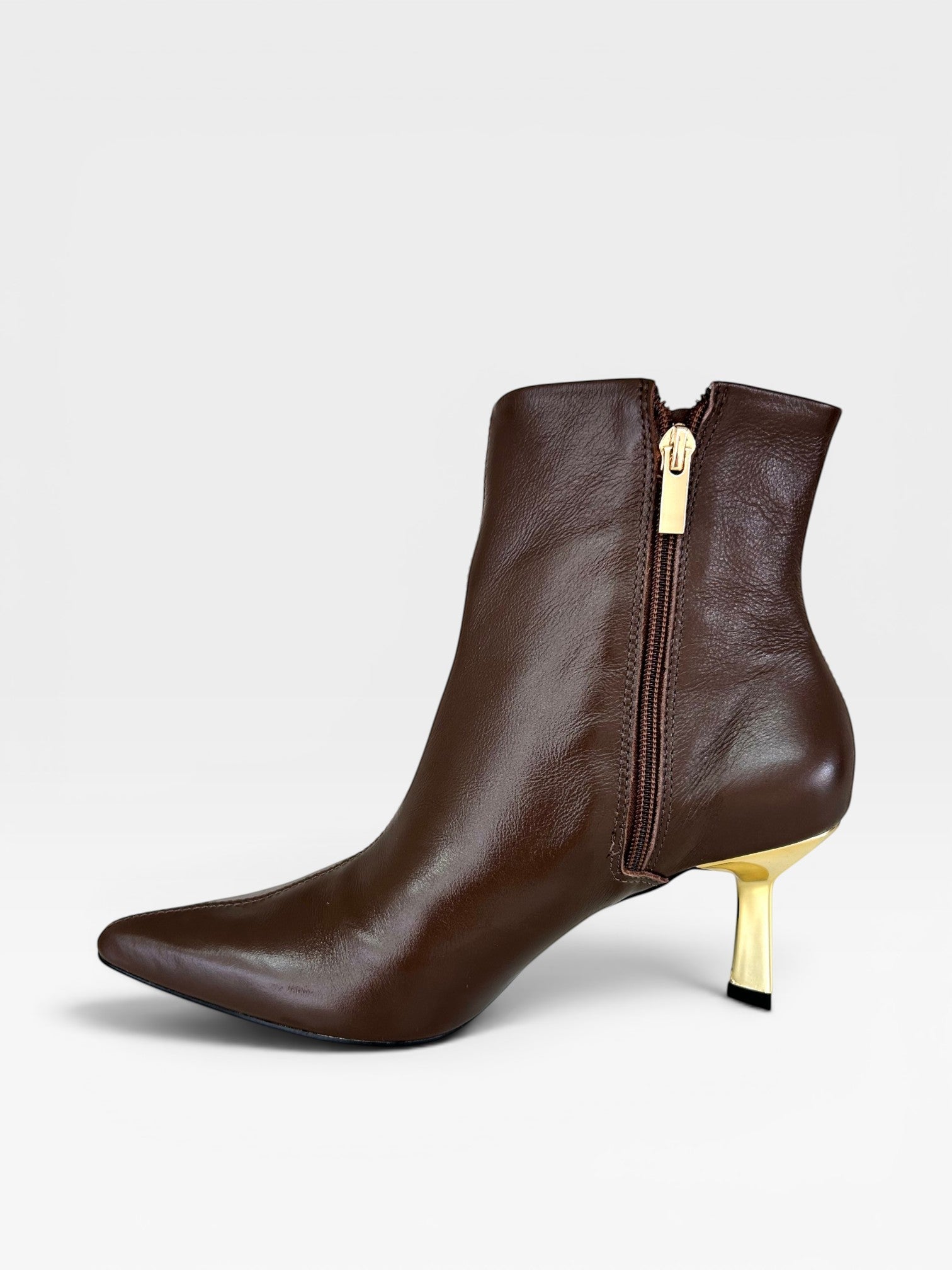 Bota Beyou Shoes Évora em couro marrom com bico fino, zíper lateral e salto fino metalizado dourado.