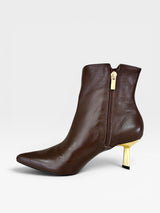 Bota Beyou Shoes Évora em couro marrom com bico fino, zíper lateral e salto fino metalizado dourado.
