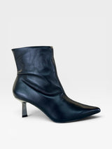 Bota feminina Beyou Shoes Évora em couro preto com bico fino e salto médio elegante para looks de inverno.