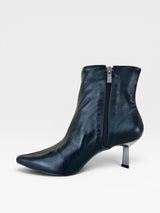 Bota Beyou Shoes Évora preta em couro com bico fino e salto médio metalizado, vista lateral com zíper.