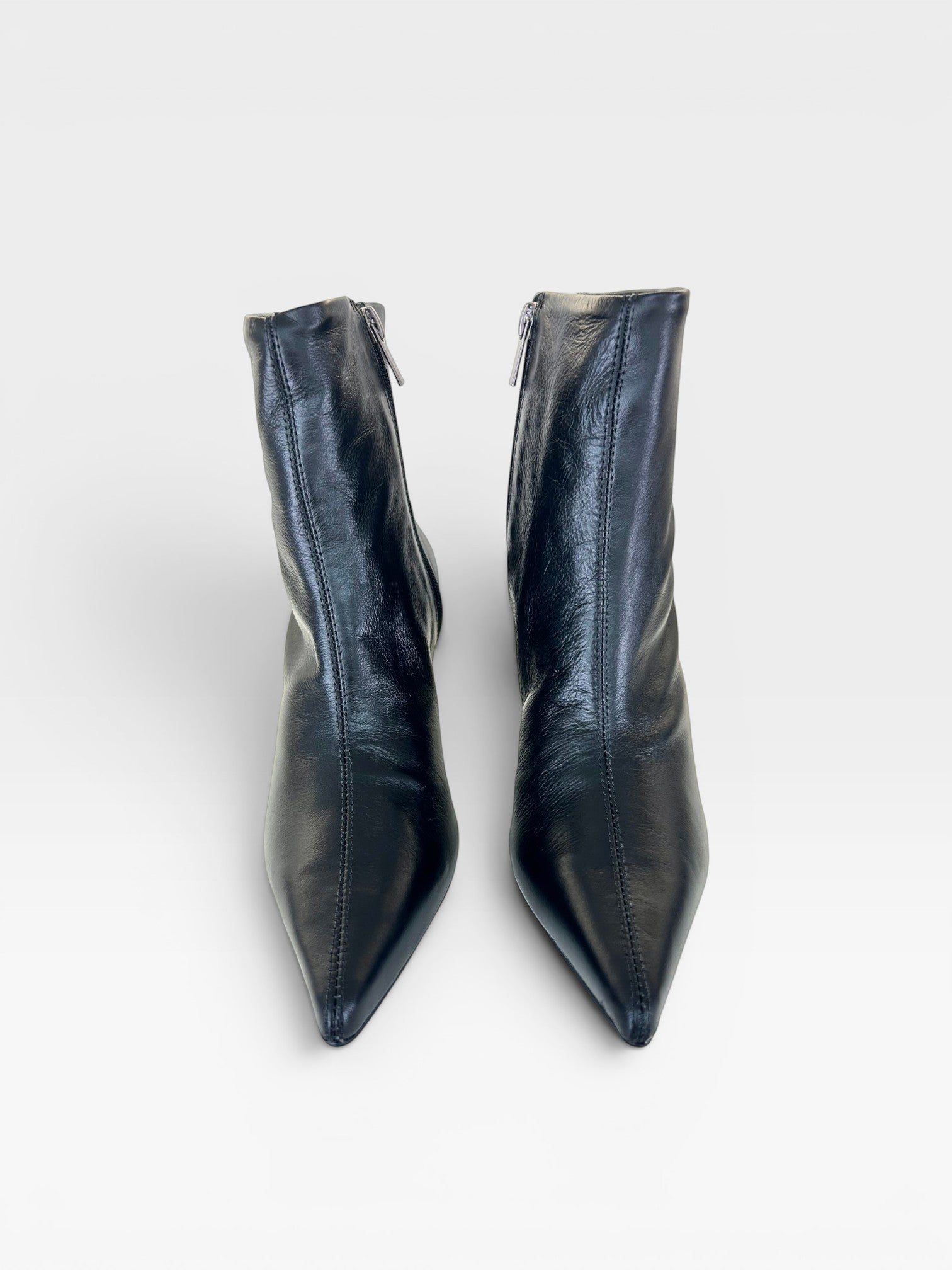Bota Évora Beyou Shoes preta em couro com bico fino e zíper lateral, design elegante e atemporal.