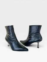 Bota Évora Beyou Shoes preta em couro com bico fino e salto moderno, design elegante e atemporal.