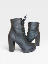 Bota Genova Beyou Shoes preta em napa destroyed com salto alto de 10 cm e solado tratorado com cadarços