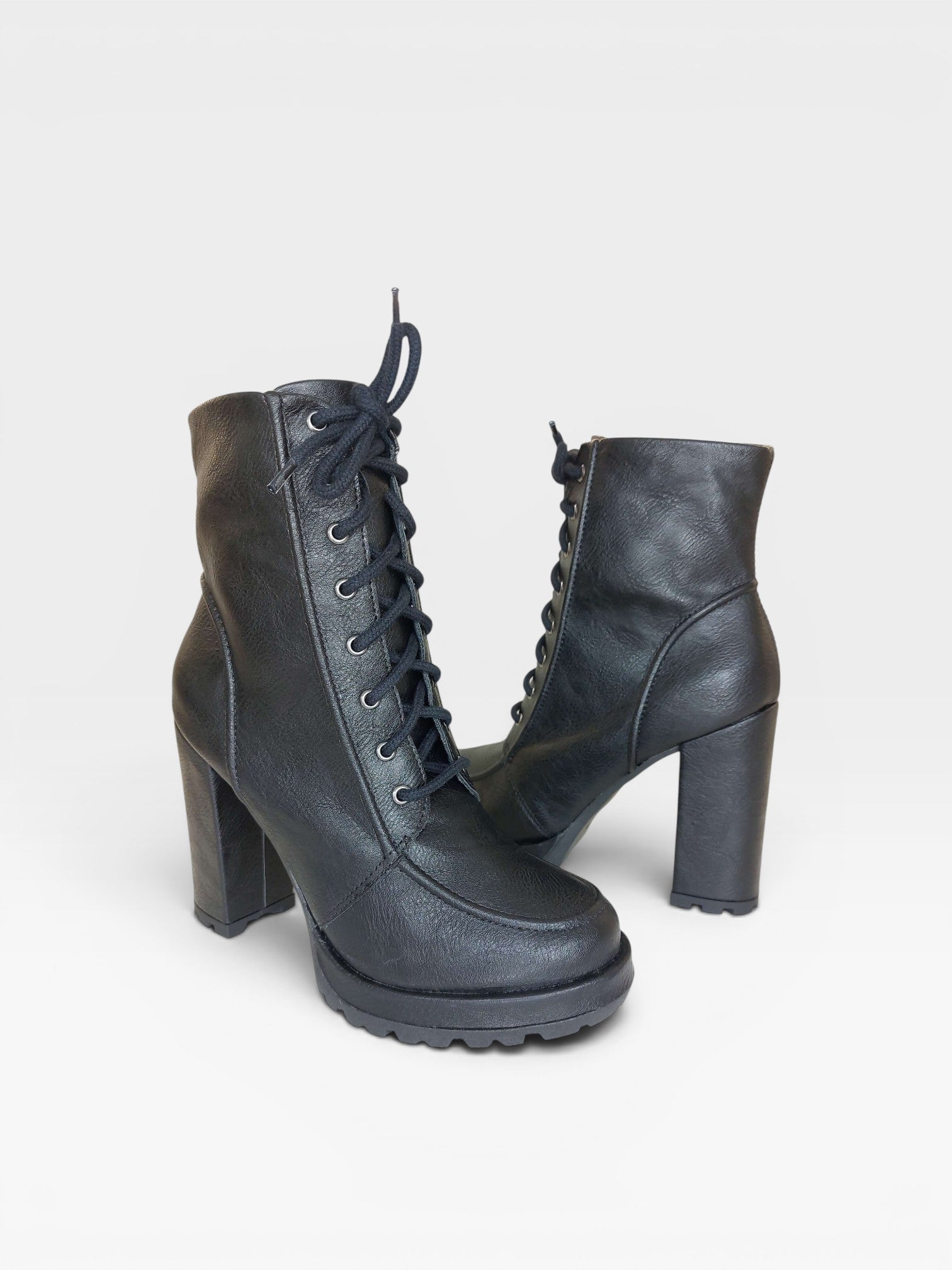 Bota Beyou Shoes Genova preta em napa destroyed com salto alto grosso e solado tratorado de amarrar