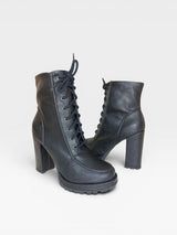 Bota Beyou Shoes Genova preta em napa destroyed com salto alto grosso e solado tratorado de amarrar