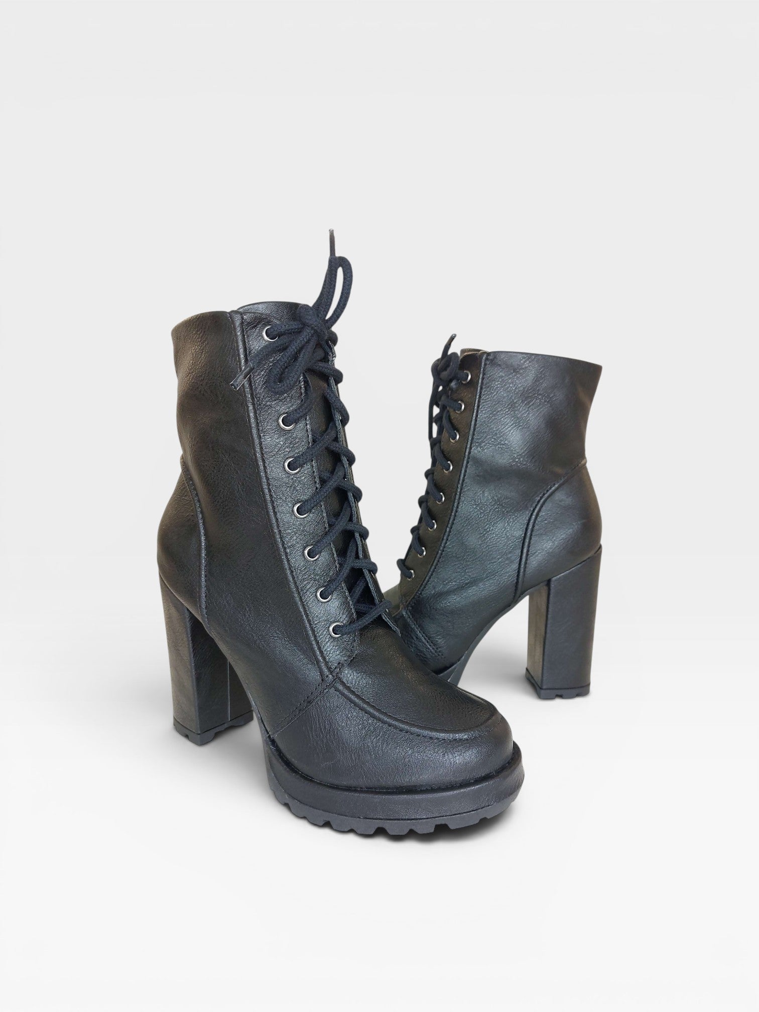 Bota Genova Beyou Shoes preta em napa destroyed com salto alto grosso e solado tratorado de amarrar