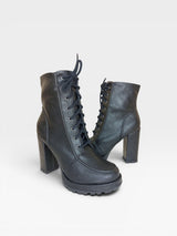 Bota Genova Beyou Shoes preta em napa destroyed com salto alto grosso e solado tratorado de amarrar