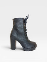 Bota Genova Beyou Shoes preta em napa destroyed com salto alto de 10 cm e solado tratorado com cadarço