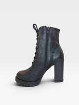 Bota Beyou Shoes Genova preta em napa destroyed com salto alto grosso, cadarço e solado tratorado lateral