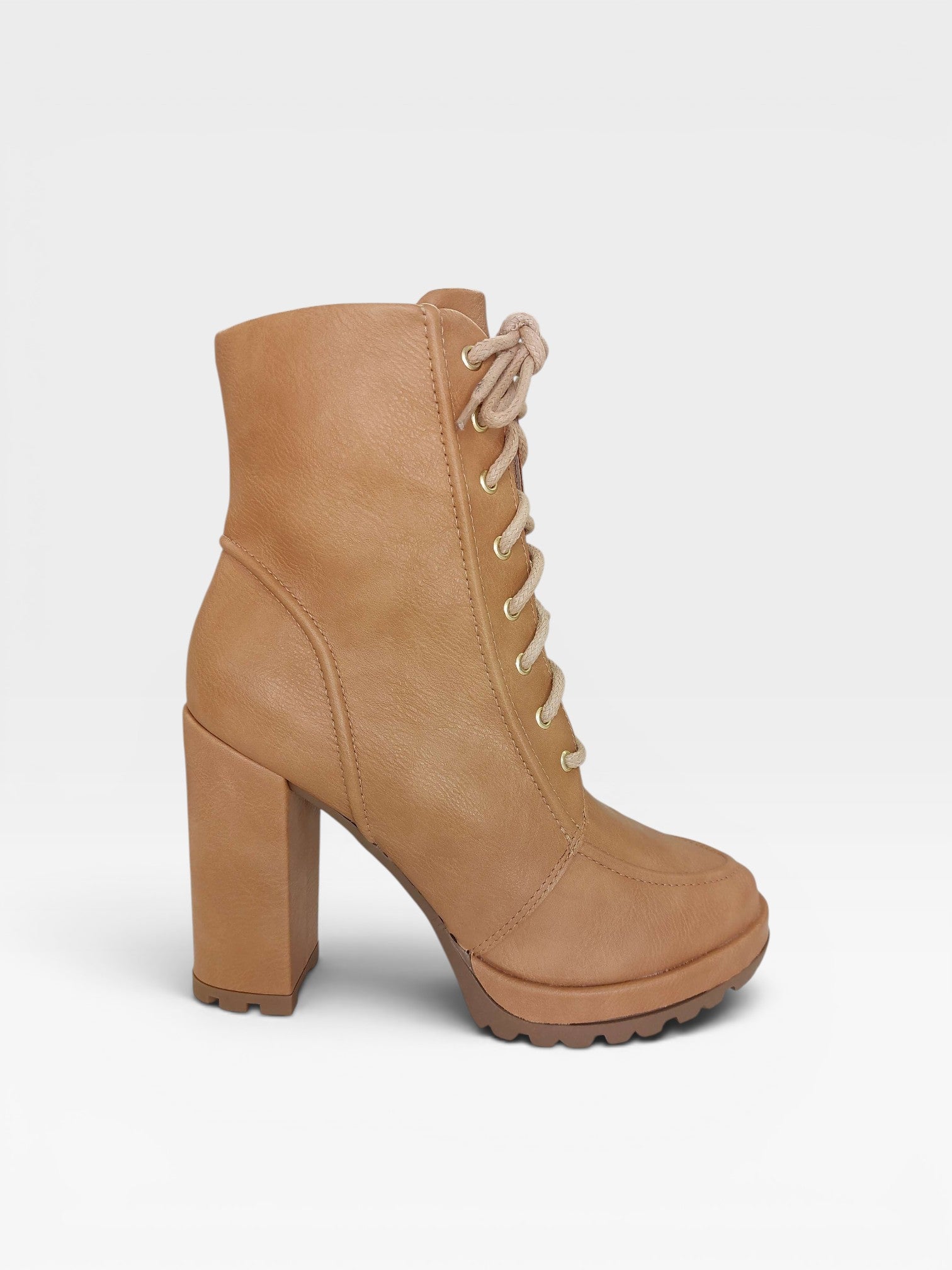 Bota Genova Beyou Shoes na cor sand, feita em napa destroyed com salto alto de 10 cm e solado tratorado com cadarços.