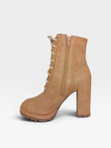 Bota Genova Beyou Shoes na cor sand, material napa destroyed, salto alto e solado tratorado com fechamento em zíper.