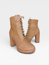 Bota Genova Beyou Shoes na cor sand, feita em napa destroyed com salto alto grosso e solado tratorado com cadarços.