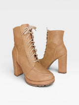 Bota Genova Beyou Shoes cor sand em napa destroyed com salto alto e solado tratorado
