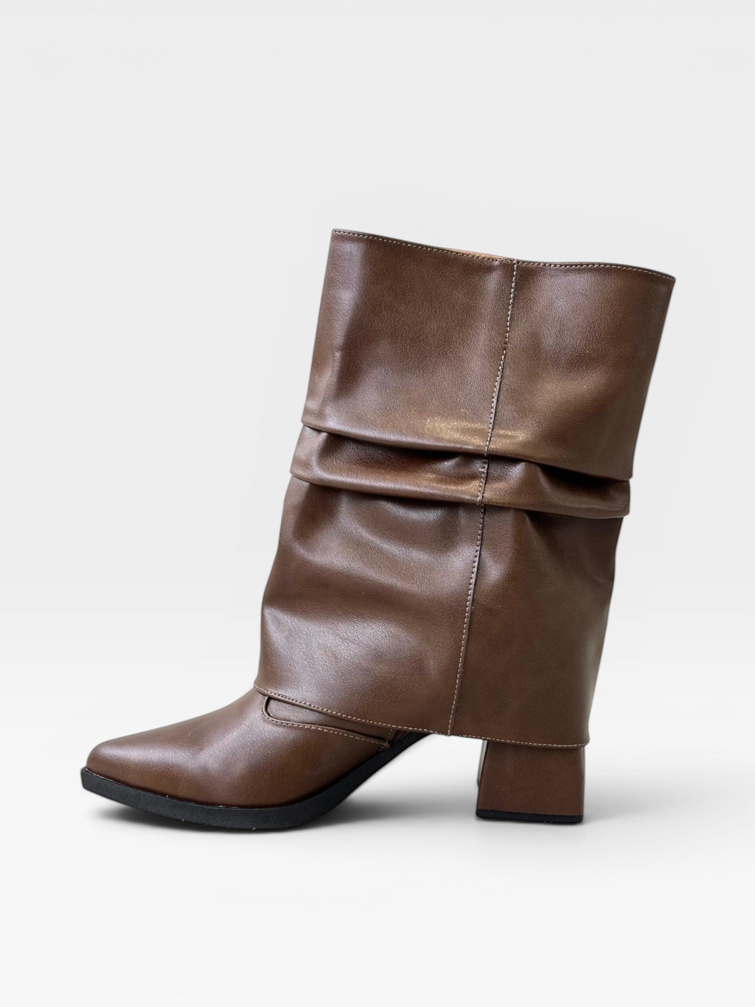Bota Hannover Beyou Shoes marrom em napa com cano franzido removível e salto bloco de 6 cm