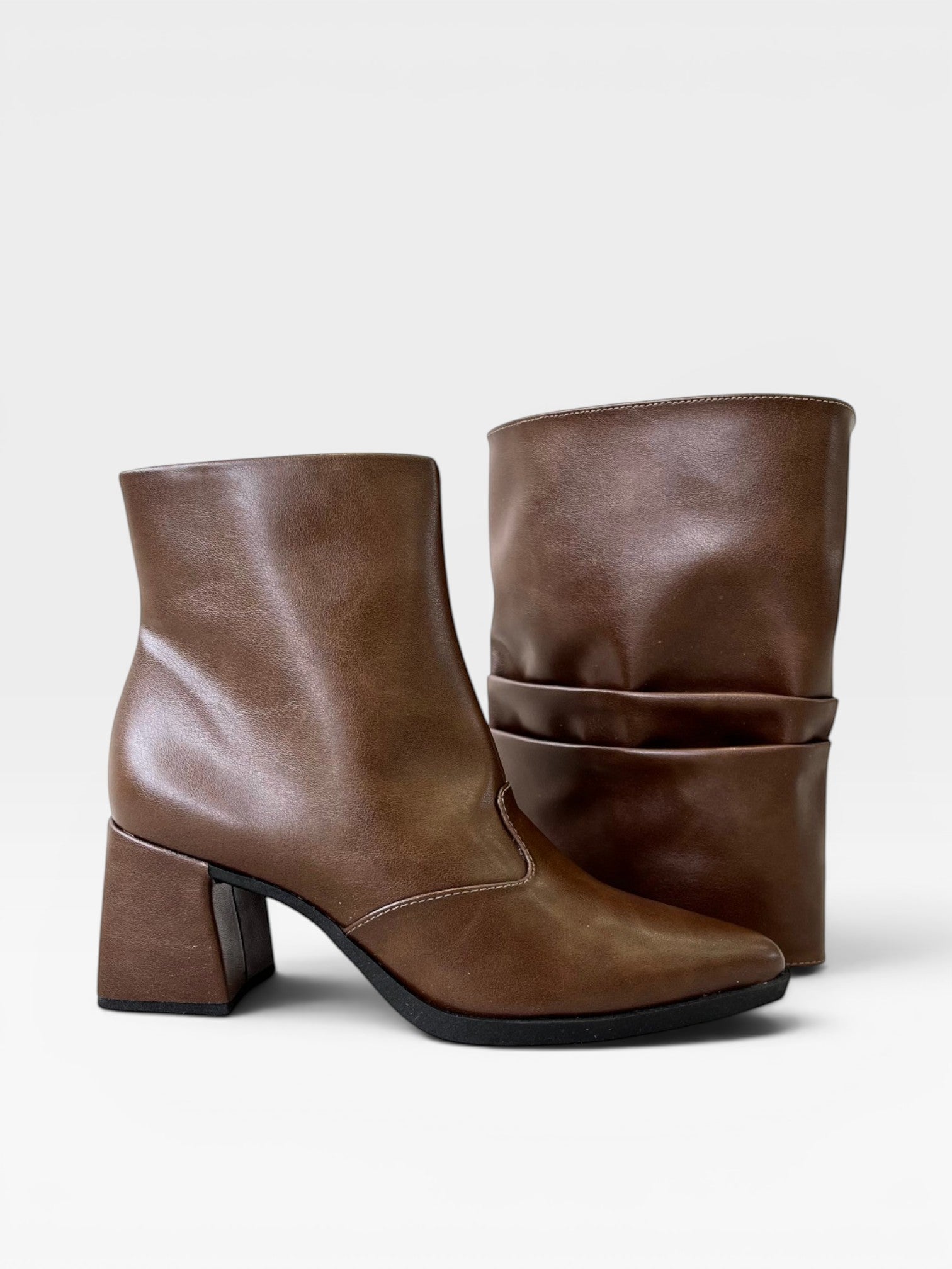 Bota Hannover Beyou Shoes marrom em napa com salto bloco de 6 cm e capa removível versátil