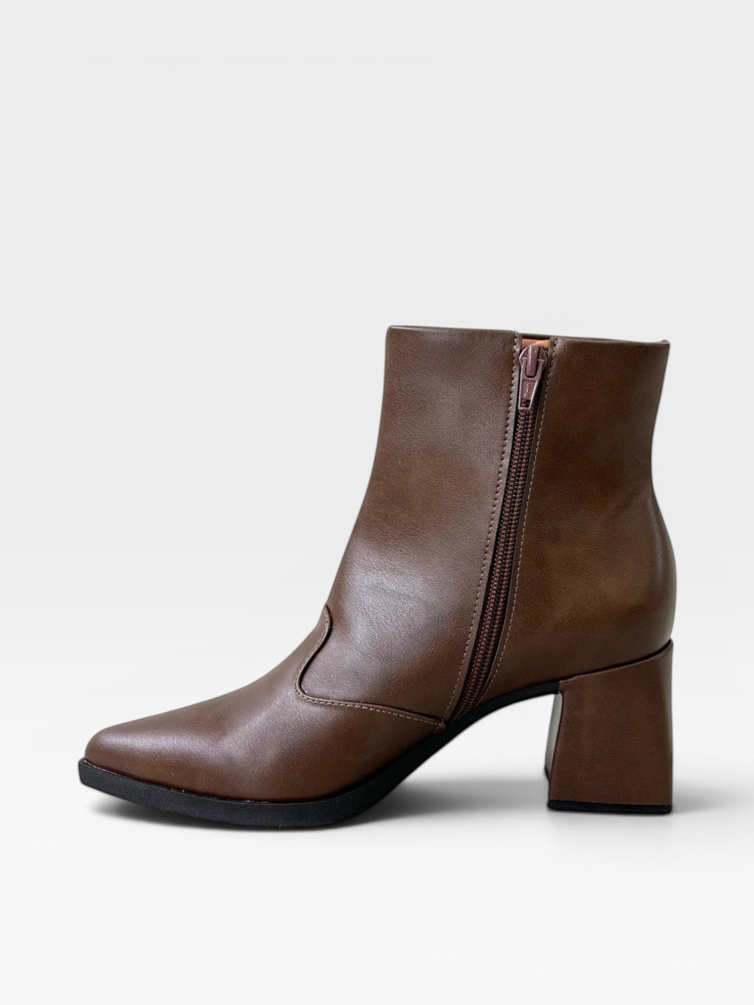 Bota Beyou Shoes Hannover marrom em napa com salto bloco de 6 cm e fechamento lateral por zíper