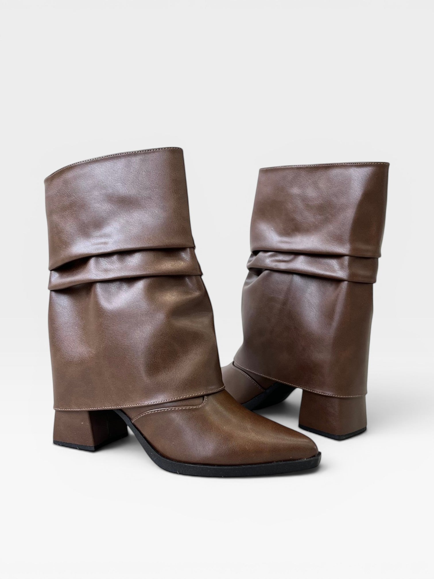 Bota Hannover Beyou Shoes marrom em napa com salto de 6 cm e design de cano com capa removível sofisticada