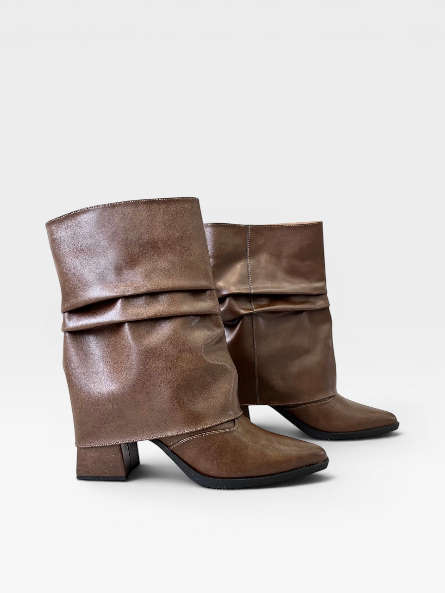 Bota Beyou Shoes Hannover marrom em napa com cano franzido removível e salto bloco de 6 cm