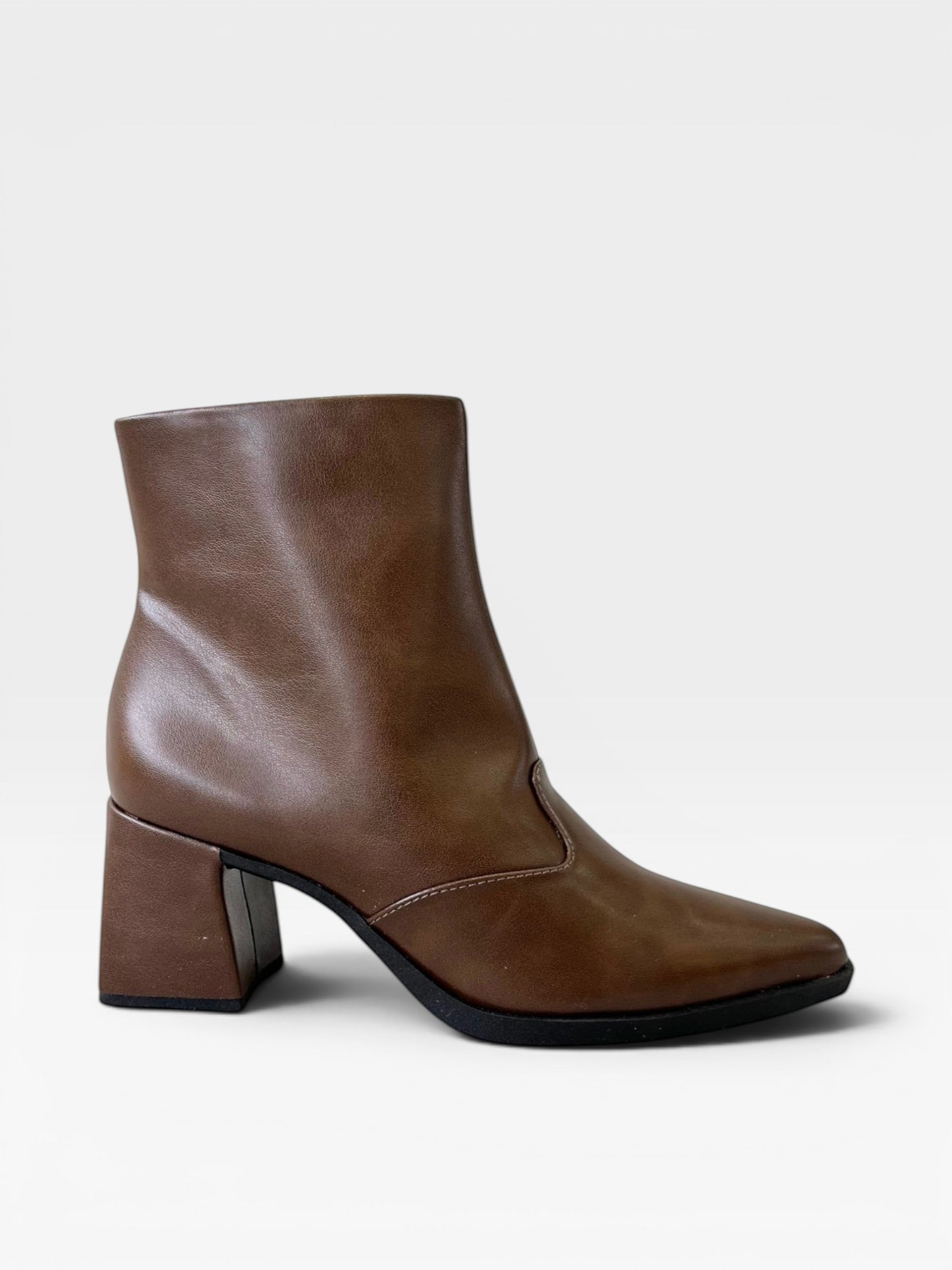 Bota Hannover Beyou Shoes marrom em napa com salto bloco de 6 cm e design sofisticado
