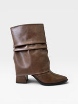 Bota Beyou Shoes Hannover marrom em napa com cano médio, capa removível e salto bloco de 6 cm