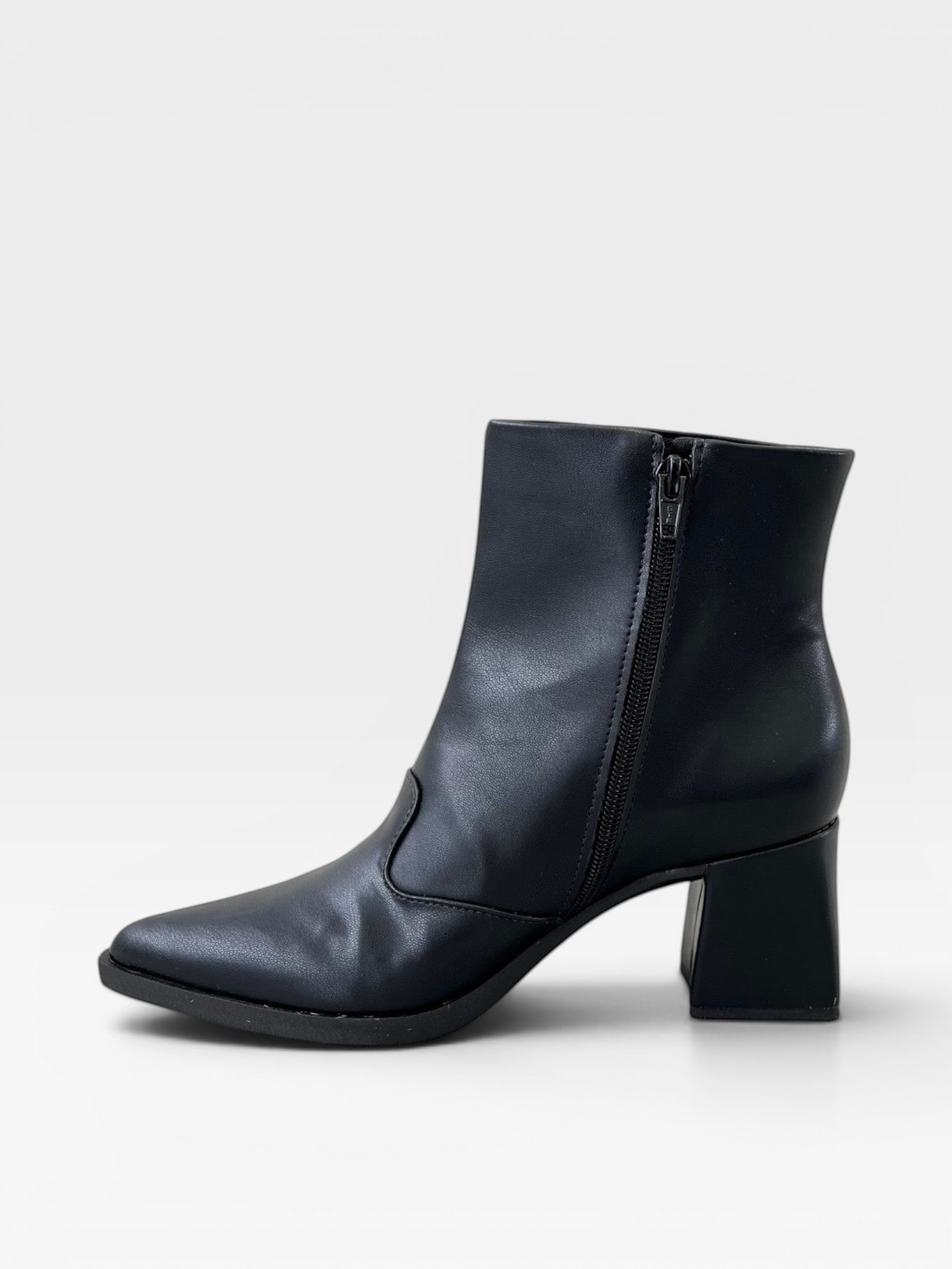 Bota Hannover Beyou Shoes preta em napa com salto bloco de 6 cm e fechamento lateral por zíper