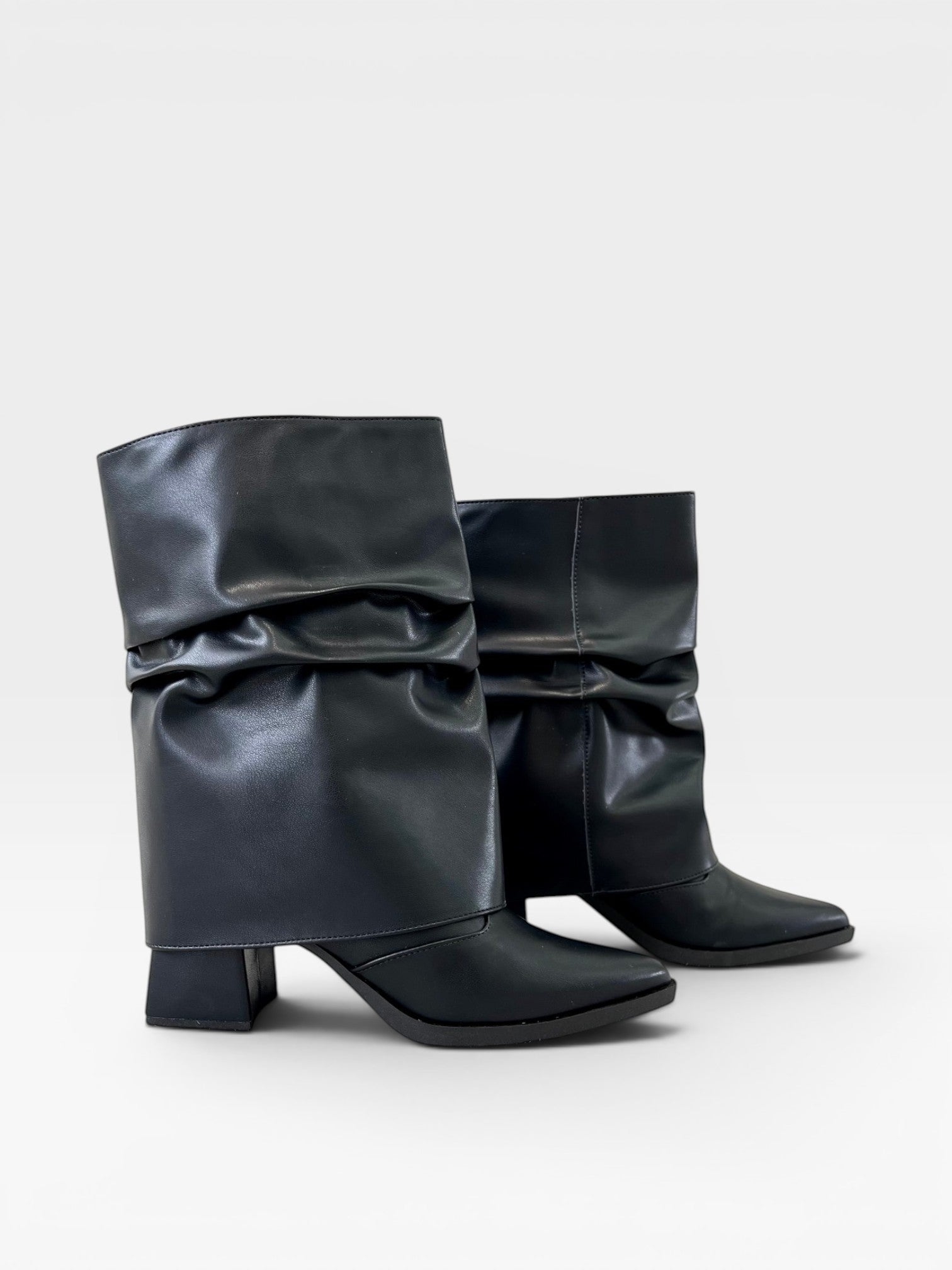 Bota Hannover Beyou Shoes preta em napa com cano franzido removível e salto bloco de 6 cm