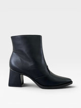 Bota Hannover Beyou Shoes preta em napa com salto bloco de 6 cm e design sofisticado