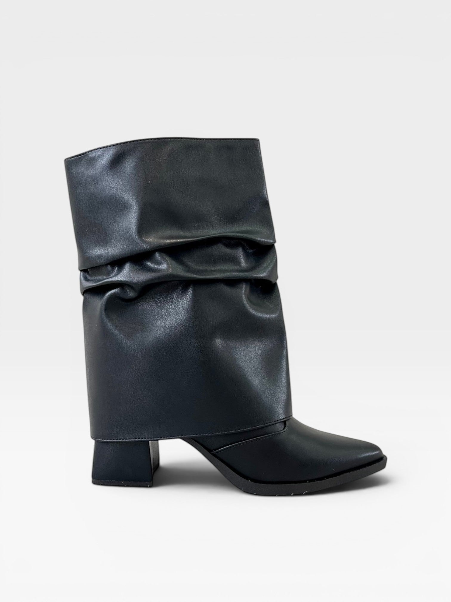 Bota Hannover Beyou Shoes preta em napa com cano franzido removível e salto bloco de 6 cm