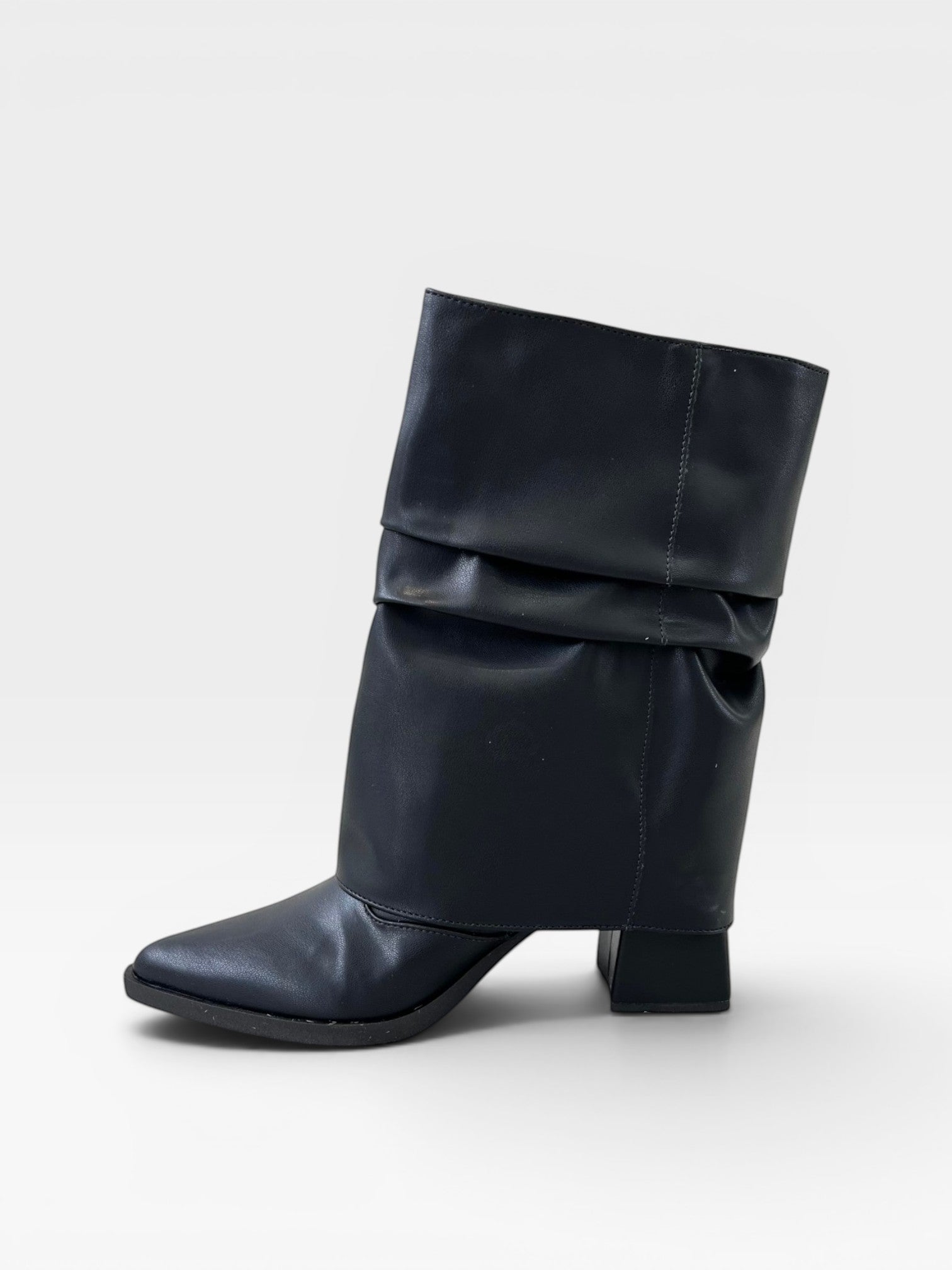 Bota Hannover Beyou Shoes preta em napa com capa removível e salto de 6 cm, design sofisticado e versátil