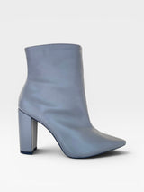 Bota Hollywood Beyou Shoes cinza em napa com salto bloco de 10 cm e bico fino, design elegante e moderno.