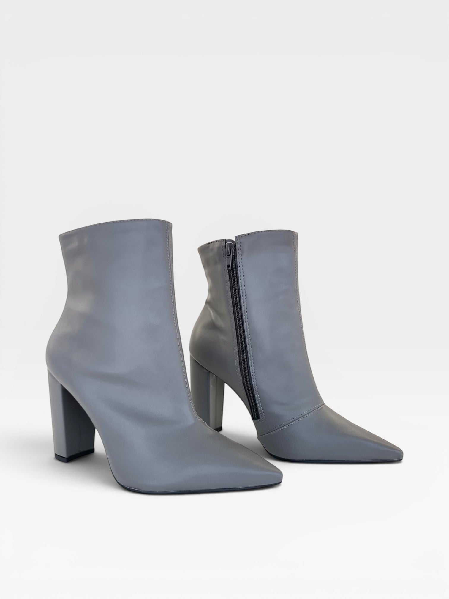 Bota Hollywood Beyou Shoes cinza em napa com salto alto de 10 cm e fechamento lateral por zíper