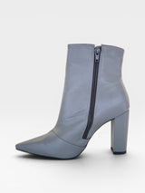 Bota Beyou Shoes Hollywood cinza em napa com bico fino e salto alto de 10 cm, vista lateral com zíper