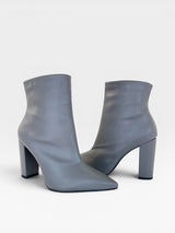 Bota Hollywood Beyou Shoes cinza em napa com salto alto de 10 cm e bico fino, design elegante e moderno.