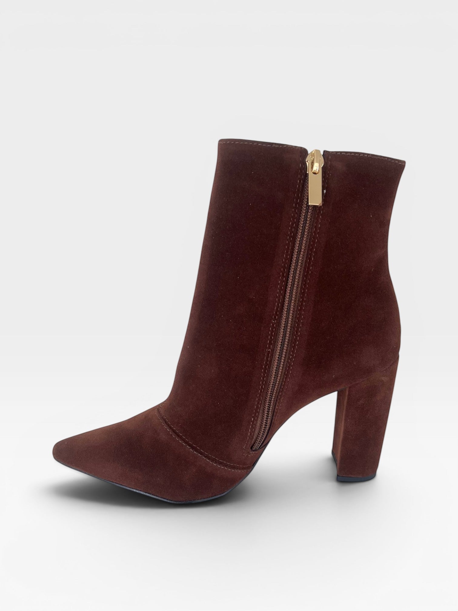 Bota Beyou Shoes Hollywood marrom em camurça sintética com salto alto de 10 cm e fechamento lateral por zíper dourado